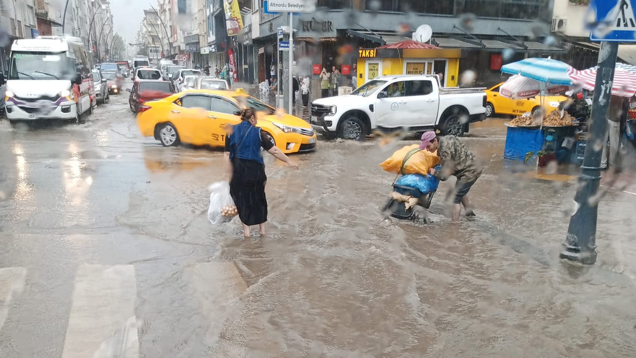 Ordu’da sağanak yağış hayatı felç etti